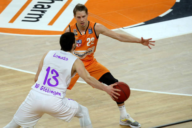 菲尔-琼斯：如果阿莫林现在改变战术，肯定被视为软弱的表现